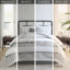 Édredon en coton double. Blanc avec rayures grises contrastantes. Rempli. Jupe de lit, taies décoratives et coussins décoratifs. Lavable à la machine en taille double. Blanc / gris Tissé texturé. Édredon, facile à laver-125444807