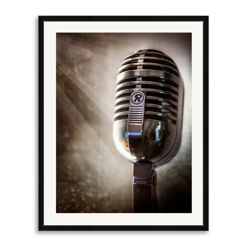 «Smoky Vintage Microphone» par Scott Norris - photographie, H 30 po x l 24 po, Papier avec cadre simple noir
