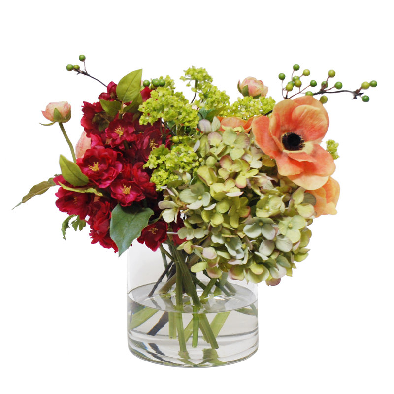 Mélange d'arrangement floral de renoncules et d'anémones dans un vase