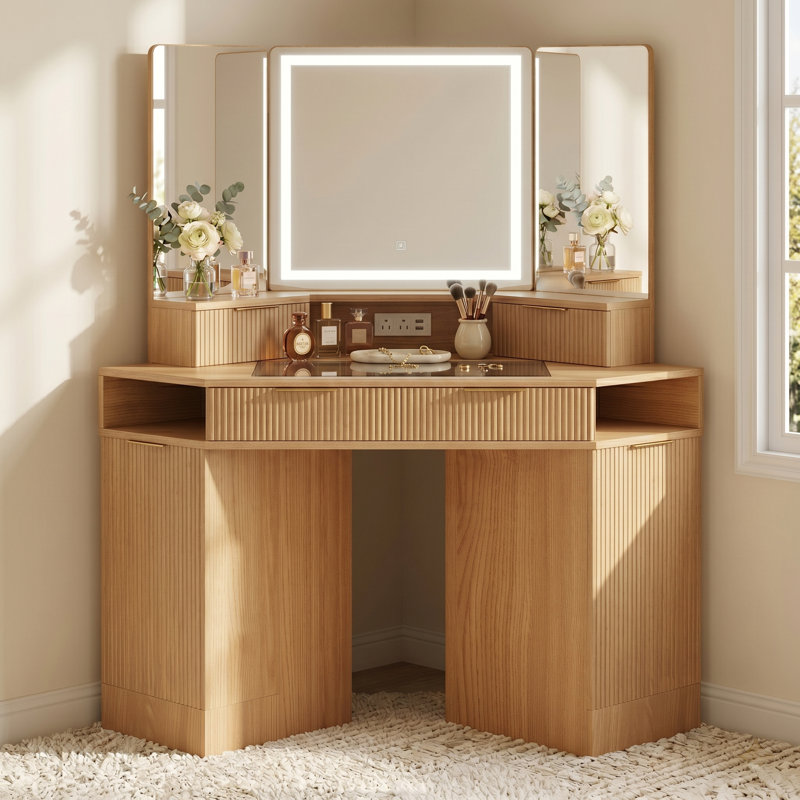 Meuble-lavabo de coin en finition peinte lisse avec miroir intelligent 3 plis, multiprise intégrée, plateau en verre, poignées dorées et grand espace de rangement
