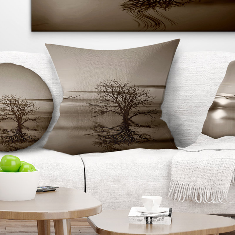 Oiseaux volants et arbre solitaire - Coussin imprimé paysage, 16 po x 16 po, Carré