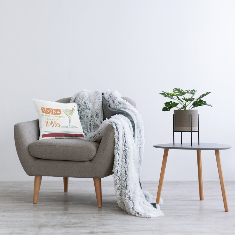 Coussin décoratif à motif de vodka amusant par Courtney Morgenstern