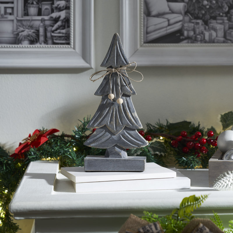 Petit sapin en bois gris foncé vieilli à quatre niveaux, H 10,25 po x l 4,75 po x P 2,5 po
