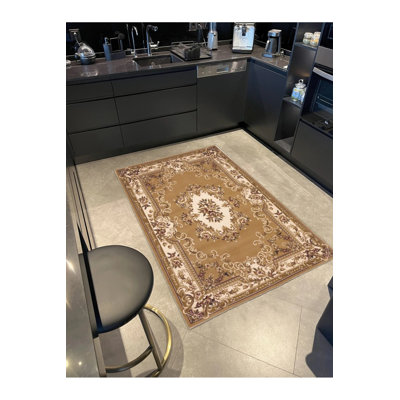 Tapis traditionnel traditionnel avec des motifs géométriques dans des tons bruns