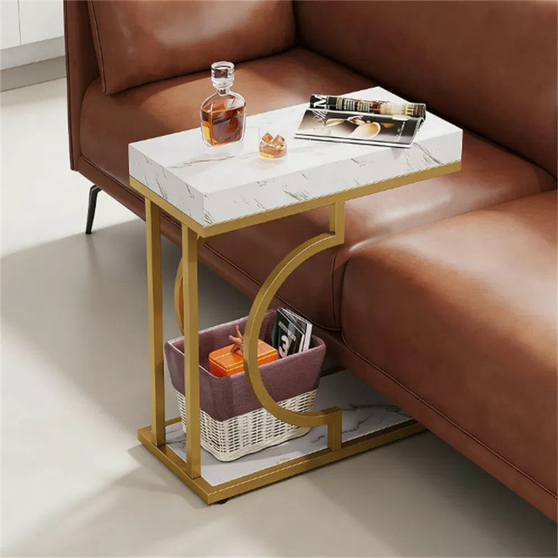 Table d'appoint moderne en forme de C étroite, table de bout en faux marbre avec structure en métal doré semi-circulaire, table basse de chevet compacte pour petit salon