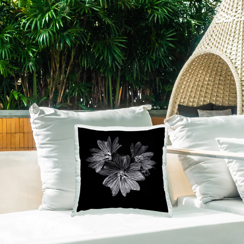 Coussin extérieur Stupell Industries Blossom Trio sur fond noir par Brian Carson