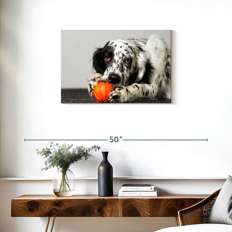 Chien avec jouet orange, H 20 po x l 30 po