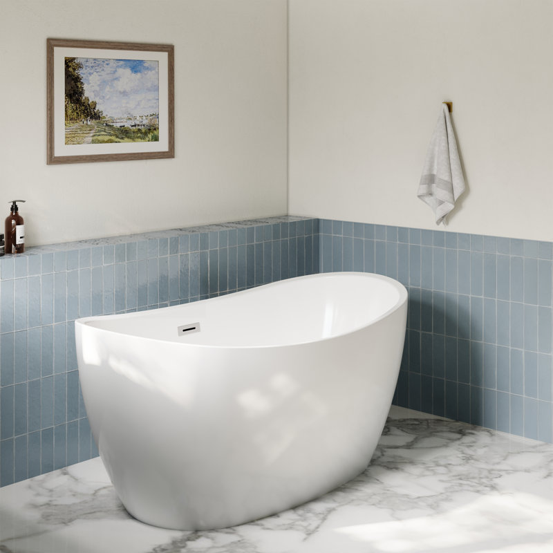 Baignoire autoportante Dorrit de 140 cm (55 po) blanche avec bonde et trop-plein chromés polis