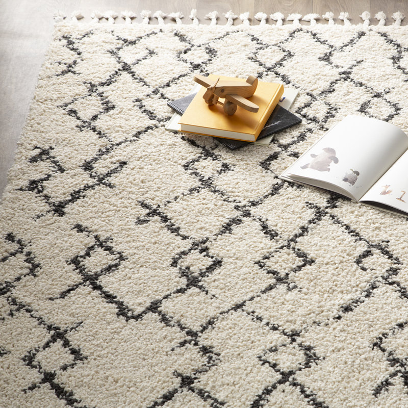 Lollar Geometric Polypropylene Rug, Rectangle 5'3" x 7'3"
