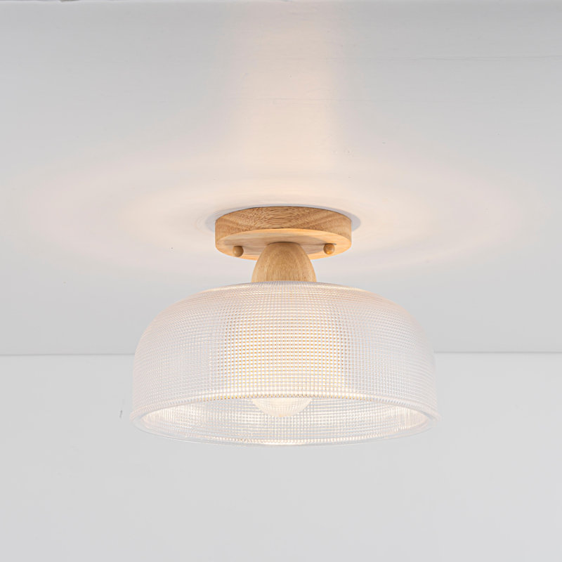 Plafonnier à une lumière avec grille en verre, fini texturé bois et abat-jour en verre transparent.