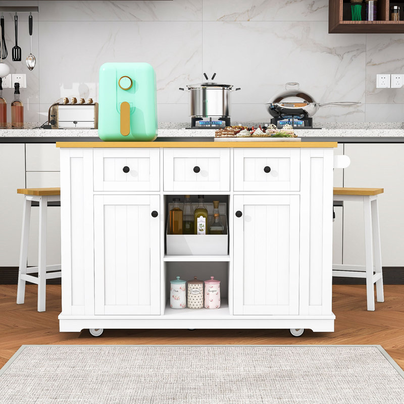 Ensemble d'îlot de cuisine 3 pièces Cheryllynne avec station de charge intégrée, comptoir extensible et deux tabourets de bar