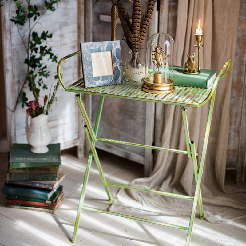 Table de bout à pieds croisés en forme de plateau