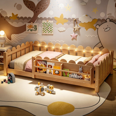Lit simple au sol avec escalier et lumières à DEL, structure de lit en bois de pin avec garde-corps et bibliothèque, conception de lit pour enfant à profil bas, philosophie éducative Montessori, naturel.