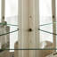 Vitrine de coin lumineuse avec portes et tablettes en verre trempé - rangement élégant en chêne pour le décor du salon et de la chambre à coucher-BLANC