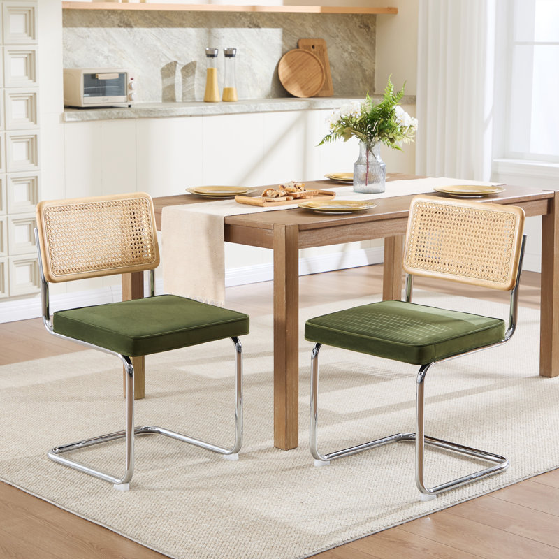 Chaise d'appoint rembourrée avec dossier en rotin et structure en acier Marlow Cantilever H 18,8 po, Velours vert