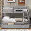 Fabrication en pin massif avec lit superposé simple au-dessus de double avec échelle, garde-corps de sécurité et deux tiroirs de rangement sous le lit, gris neutre