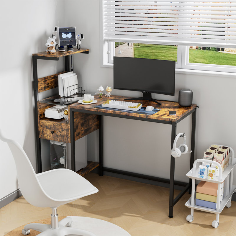 Bureau d'ordinateur avec prise de courant et tablettes de rangement (sans les chaises de bureau), Brun