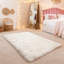Tapis blanc moelleux en fausse peau de mouton-1193738318