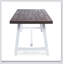 Table de salle à manger d'extérieur durable en bois d'acacia avec structure en métal rustique blanc pour une utilisation toutes saisons