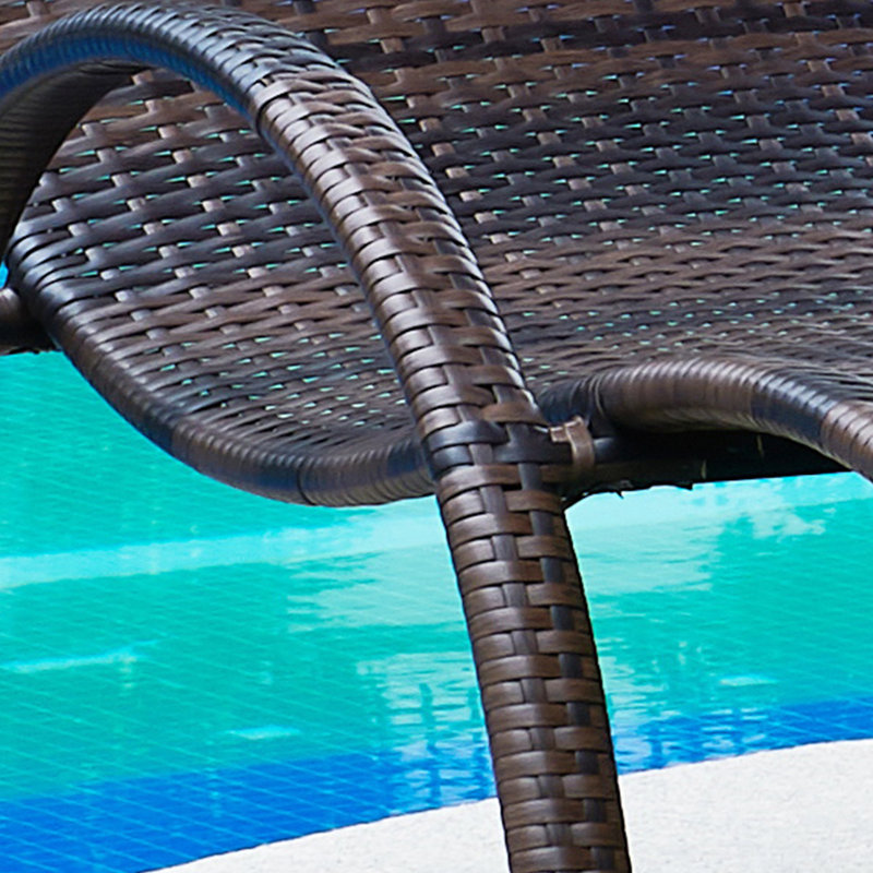 Chaises longues d'extérieur en rotin sur la plage de sable
