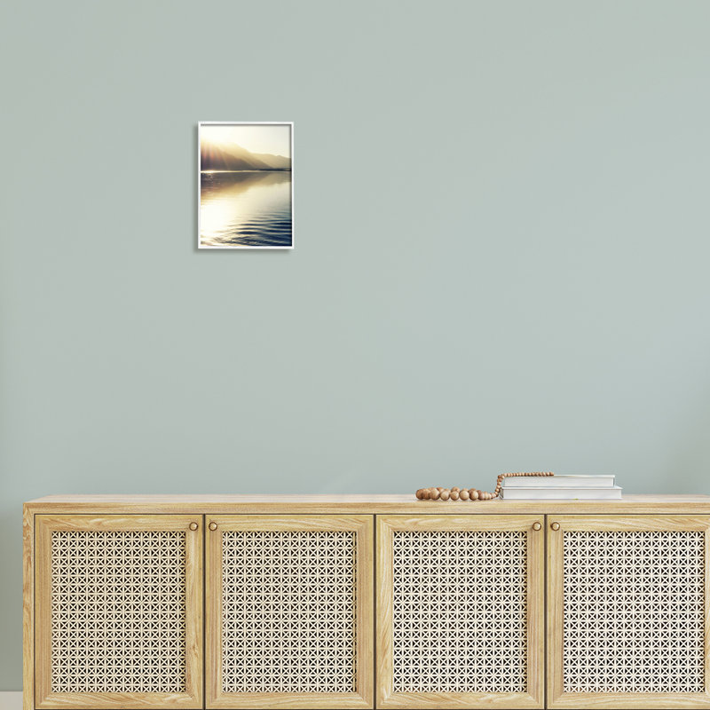 «Quiet Mountain Lake Water Ripples Sunrise Rays» par Savanah Plank - reproduction de photo à cadre flottant sur bois
