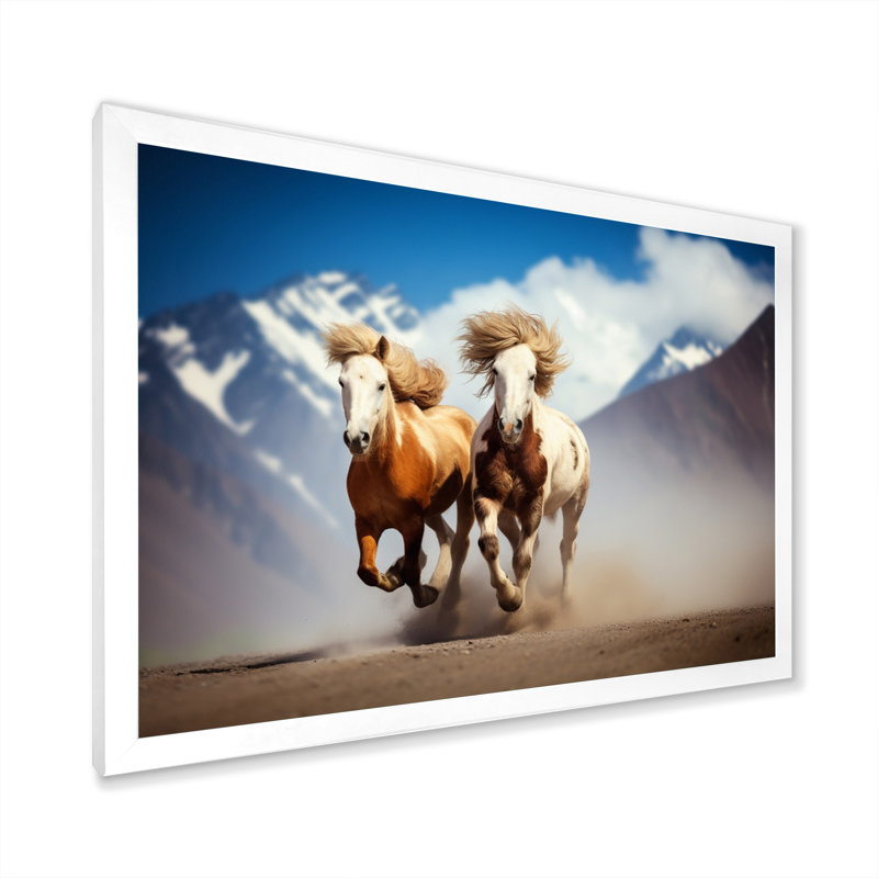 Chevaux sauvages qui se promènent dans les montagnes, Cadre photo blanc, H 30 po x l 40 po x P 1,5 po