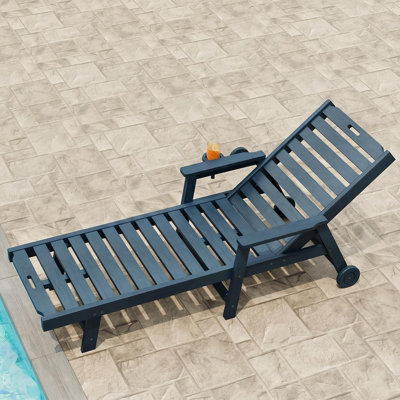 Chaise longue d'extérieur avec roulettes et dossier réglable à 5 positions, chaise longue surdimensionnée avec 2 poignées de déplacement, chaise longue d'extérieur en PEHD avec porte-gobelet amovible, pour patio, piscine, bleu marine
