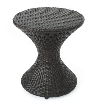 Charmante table d'appoint en osier pour le plein air, rehaussant votre espace de loisirs