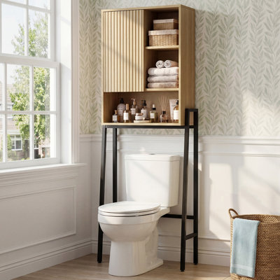 Armoire de rangement au-dessus de la toilette 24 po, organisateur de salle de bain avec tablette réglable, rangement de salle de bain peu encombrant avec porte cannelée, armoire de toilette autoportante, chêne naturel
