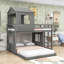 Lit superposé simple au-dessus d'un lit double en bois avec conception de maison de jeu et échelle, garde-corps-837261814