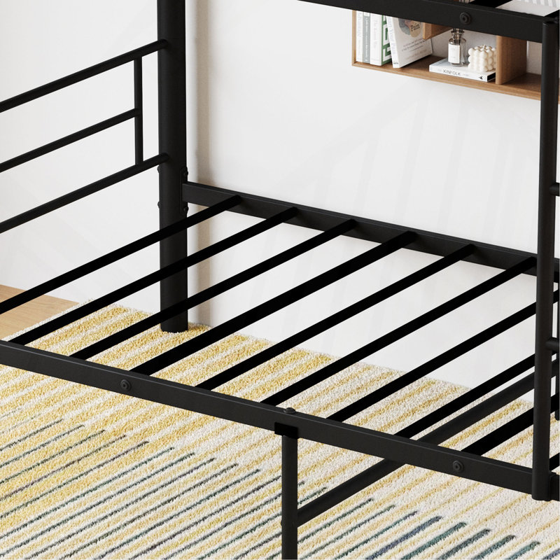 Le lit superposé triple en métal noir de la chambre à coucher peut être démonté en trois lits