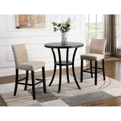 3 tables rondes avec 2 chaises de pub en tissu brun clair, finition et pieds en métal et bois
