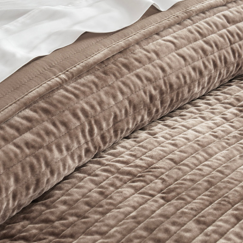 Ensemble de courtepointe Luxe Velvet Channel, Courtepointe très grand + 2 taies décoratives tr, Brun moka