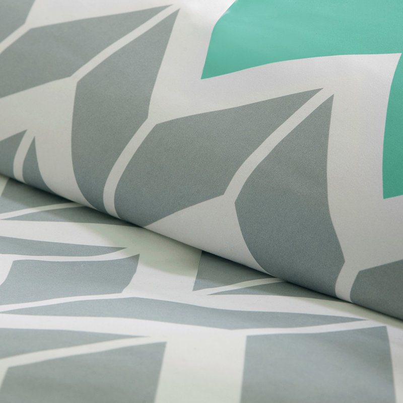 Gris et édredon pour une chambre à coucher luxueuse rehaussée de détails imprimés
