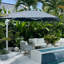 Parasol carré de 8 pi en polyester blanc avec base et rotation à 360 °-373229228-373229229