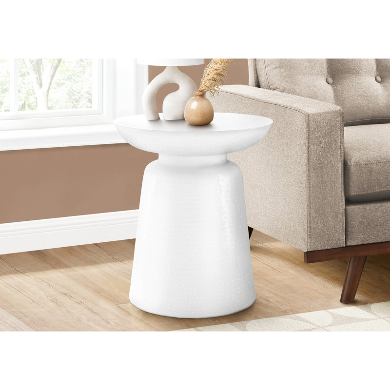 Table d'appoint 20 po x 20 po en métal blanc
