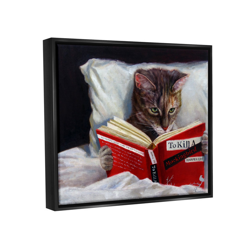 Chat lisant un livre dans un lit, peinture sur toile par Lucia Heffernan, L 17 po x H 21 po, Cadre flottant noir de jais