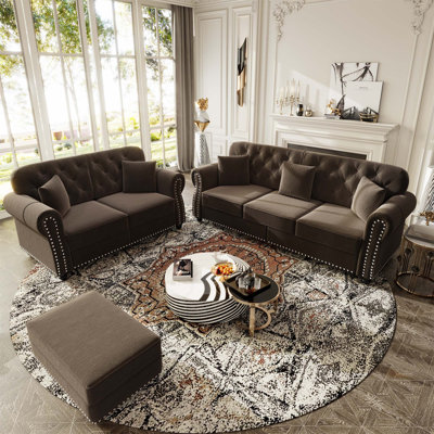 Canapé Chesterfield rembourré en velours avec garniture cloutée et accoudoirs roulés, design moderne Mid-Century, avec repose-pieds assorti, bourgogne