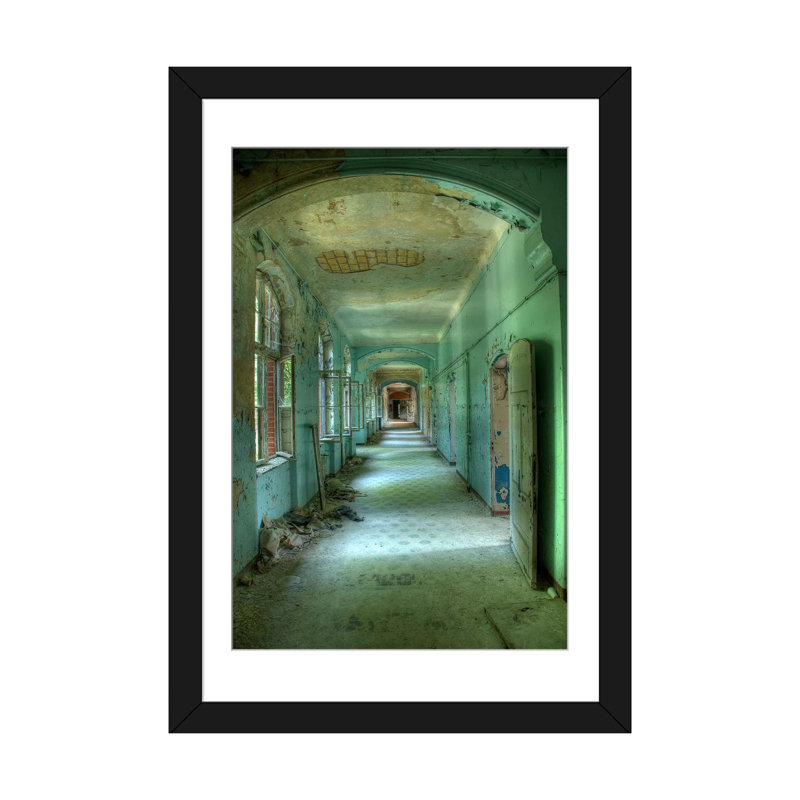 « beelitz », reproduction de photo sur toile, H 32 po x l 24 po x P 1 po, Papier d'art encadré noir, Blanc