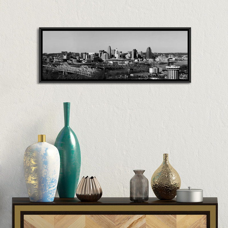 «Cincinnati Panoramic Skyline Cityscape», reproduction de photo sur toile, H 12 po x l 36 po x P 1,5 po, Noir / blanc