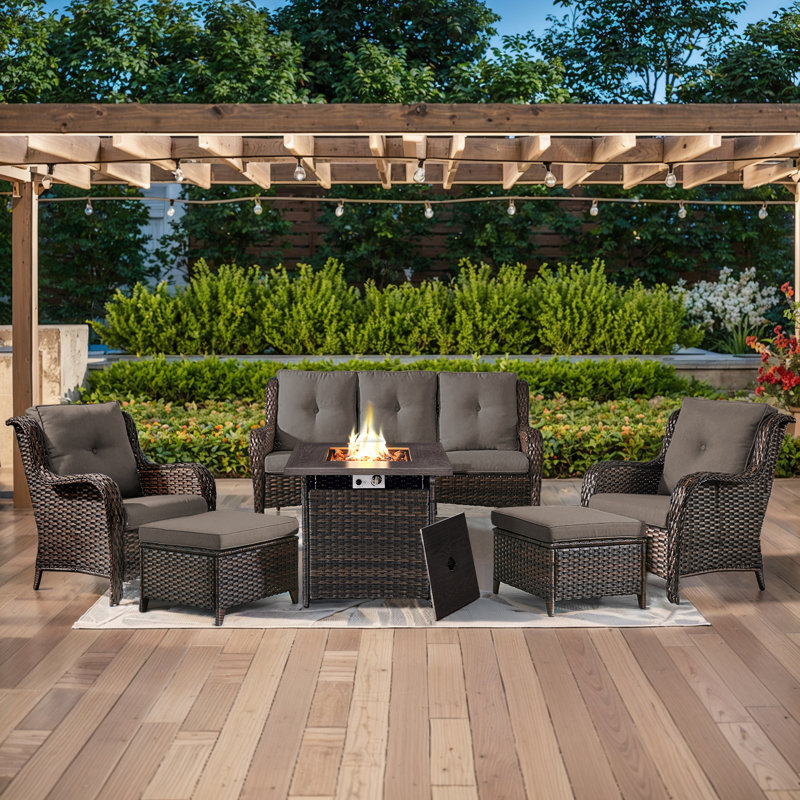 Ensemble de conversation d'extérieur en osier pour 5 personnes avec foyer, canapé, chaises, repose-pieds et coussins Schutt