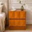 Table de chevet moderne haute avec station de recharge, tiroirs de rangement en bois, grande table d'appoint en bois naturel pour chambre ou salon.