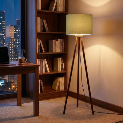 Lampe sur pied rustique moderne de 154 cm (60,6 po) avec pieds en bois d'hévéa massif, abat-jour cylindrique en lin vert, hauteur réglable, commande au pied, certifié cULus pour les tables d'appoint du salon, les coins de chambre, les bureaux à domicile ou les salles d'étude.