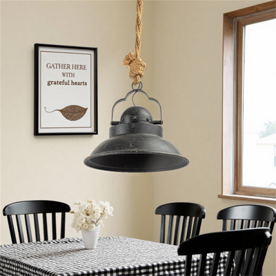 Lampe suspendue noire de style industriel avec détail de corde rustique pour une décoration intérieure d'inspiration rétro
