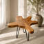 Table d'appoint basse en teck recyclé à bords naturels, table de chevet en bois brun naturel avec pattes en épingle noire, pièce décorative artisanale et organique