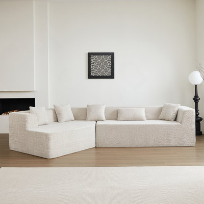Canapé moderne minimaliste avec assise profonde et assemblage sans tracas, idéal pour les espaces polyvalents