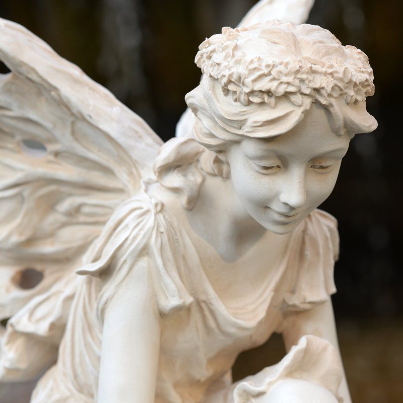 Fée papillon à genoux