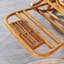 Une chaise berçante tissée en bois naturel