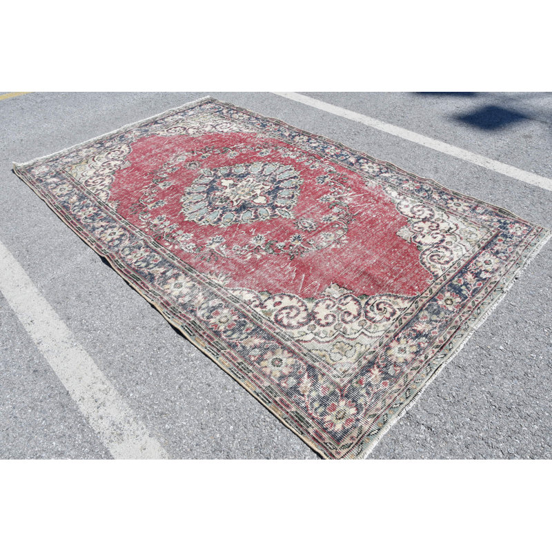 Tapis turc vintage fait à la main avec motif de médaillon floral rouge-crème distinctif pour la décoration intérieure rouge / beige
