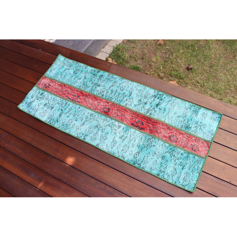 Tapis turc rétro fabriqué à la main avec passe-partout vert et rouge, idéal pour un décor unique et un chemin de table éclectique